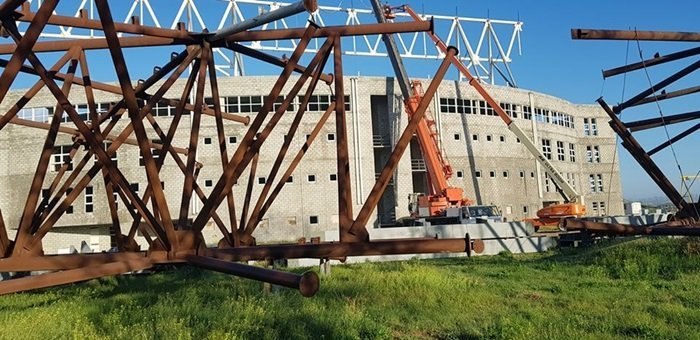 Me saco el saco y me pongo el pongo: retiran estructuras en el Megaestadio para empezar a colocar el nuevo techo