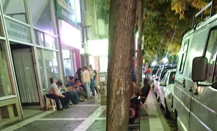 Cuando la crisis te lleva de camping: Vigilia en la sede del ISS para conseguir turnos para los nuevos préstamos de 50 mil pesos