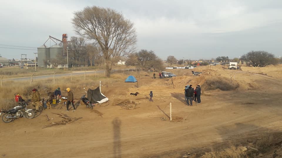 El Procrear de la anarquía: La Muni denunció formalmente la toma y mete presión para que Provincia intervenga, pero ya están en «tema»