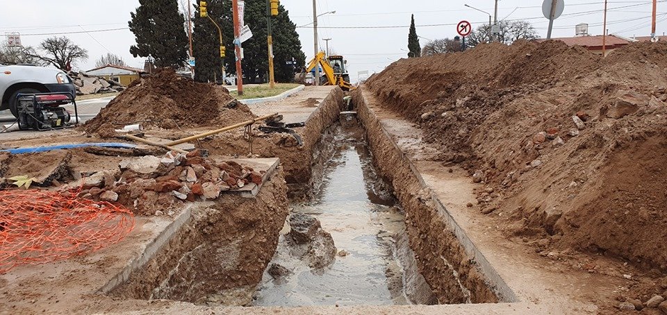 Se le inunda la zanja a Leandro: la empresa ILKA rompió un caño y dejó a tres barrios de Santa Rosa sin agua