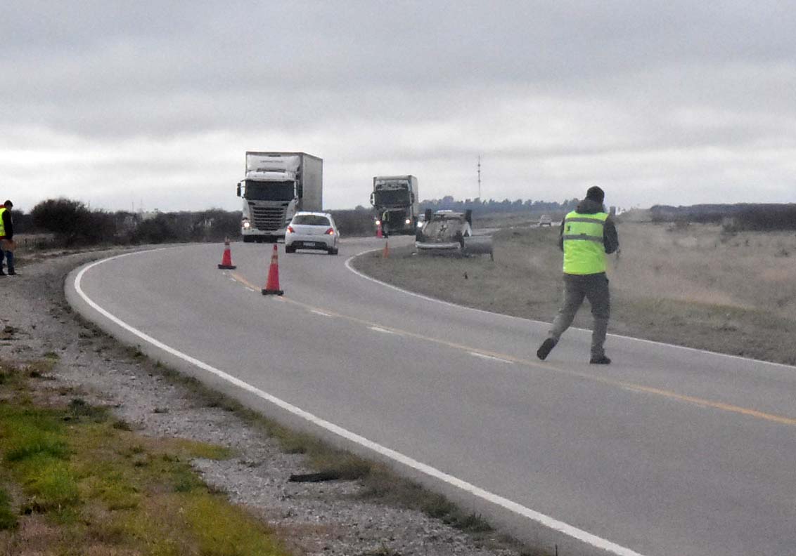 Vuelco en una curva: Un muerto y cinco heridos graves en cercanías de La Adela