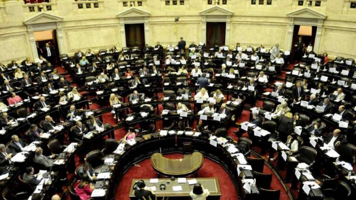 Ajustando la libretita: El senado aprobó la ley de emergencia económica impulsada por el gobierno para afrontar la crisis