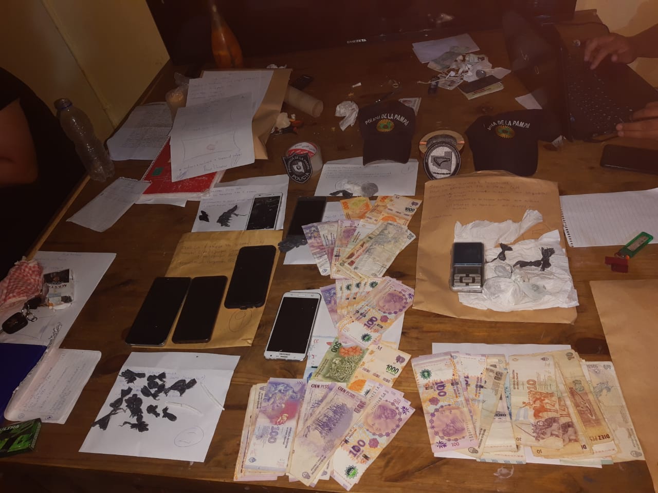 Estaba la mitad del pueblo: Allanaron la casa de un dealer en Santa Isabel, había 11 personas y dos quedaron detenidas