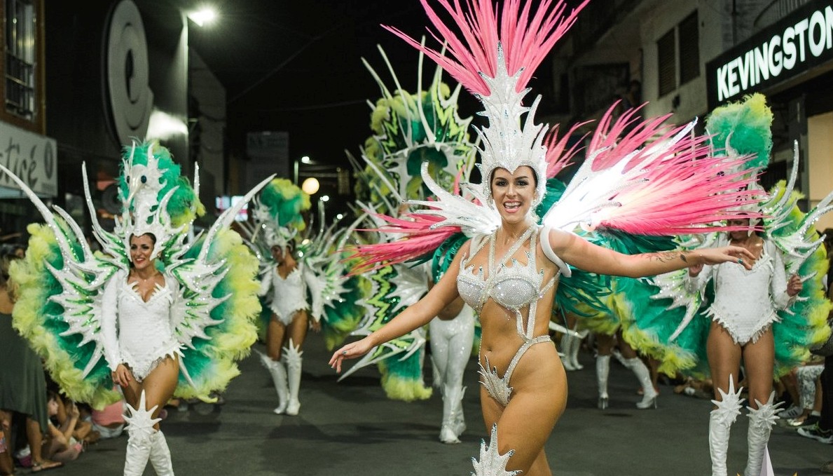 A ponernos brillantina y zambar: La popular comparsa Marí Marí danzará en el Carnaval de Speluzzi