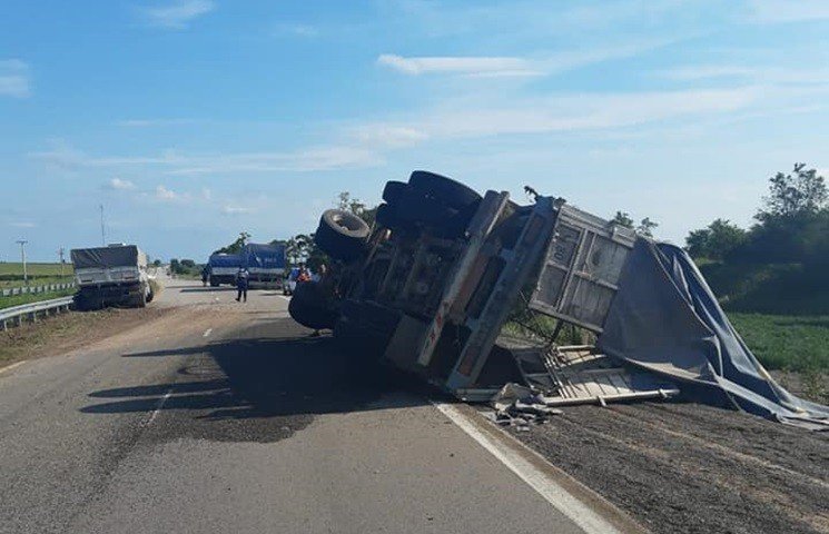Los rusos preocupados: Camionero pampeano volcó en la autovía de Córdoba, cargado con girasol