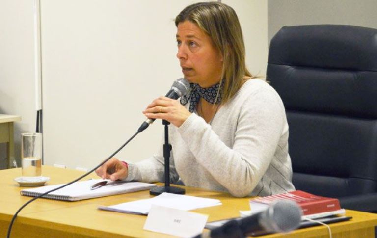 Le reventó la de débito en 55 oportunidades: Un ayudante terapéutico deberá pagar 15 cuotas mensuales de $20 mil a una anciana por robarle