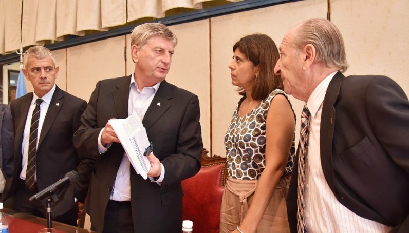Se activó un comité de crisis: El gobierno declaró «estado de emergencia» y llamaron a la «responsabilidad social»