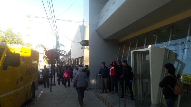 Se veía venir: Largas colas en los bancos y poco respeto al distanciamiento social