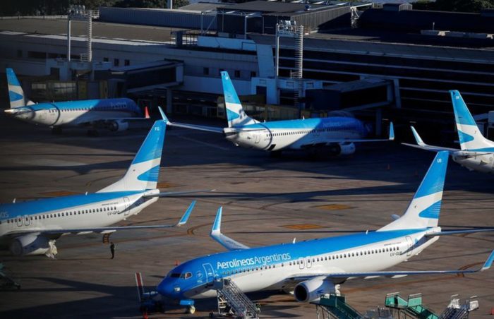 Aterrizaje forzoso: Aerolíneas Argentinas suspenderá por dos meses a más de la mitad de su personal y les pagará más del 75% del sueldo