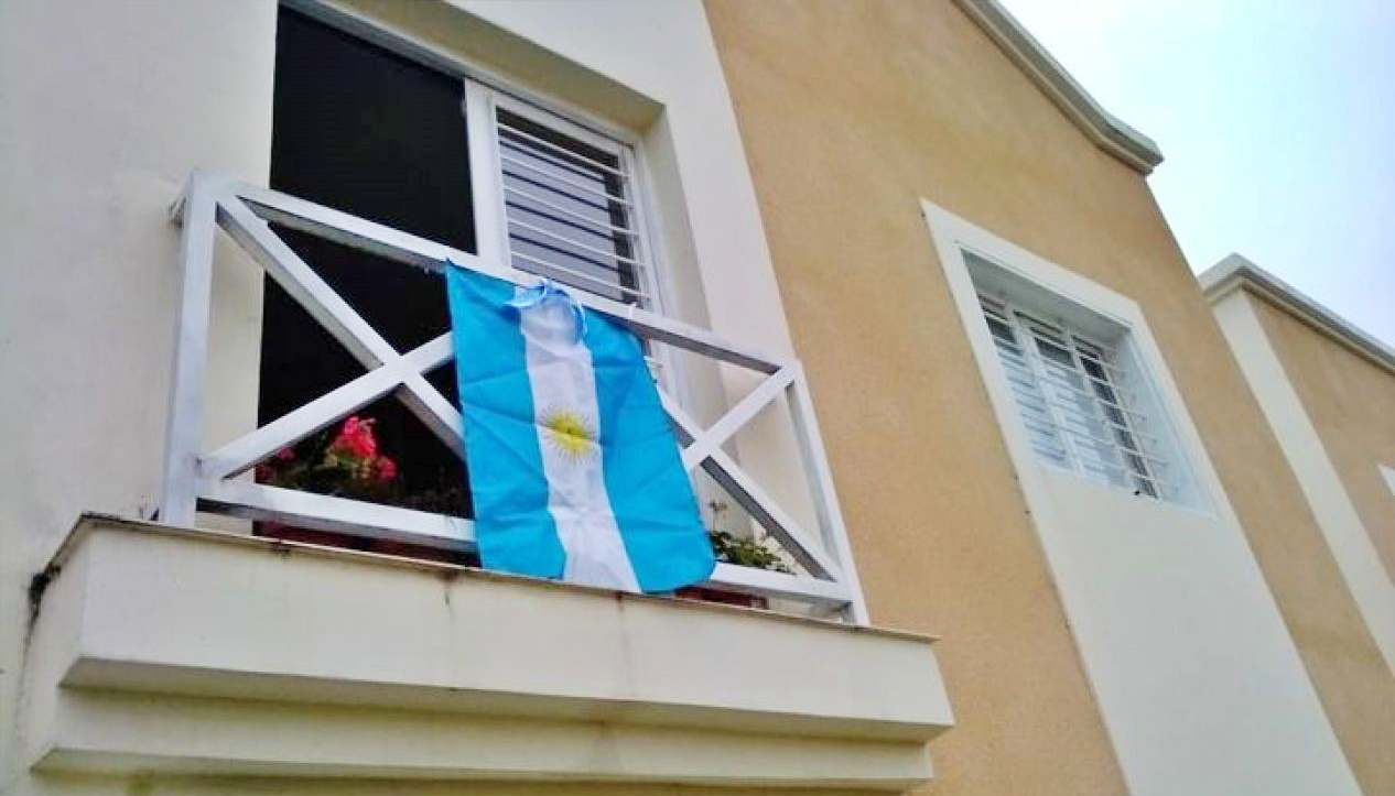(+video) Vecino patrio: Santarroseño puso los parlantes con el Himno a todo volumen