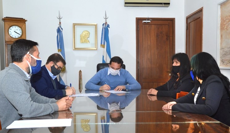 El FinEs santarroseño: Firman convenio para que municipales puedan terminar sus estudios