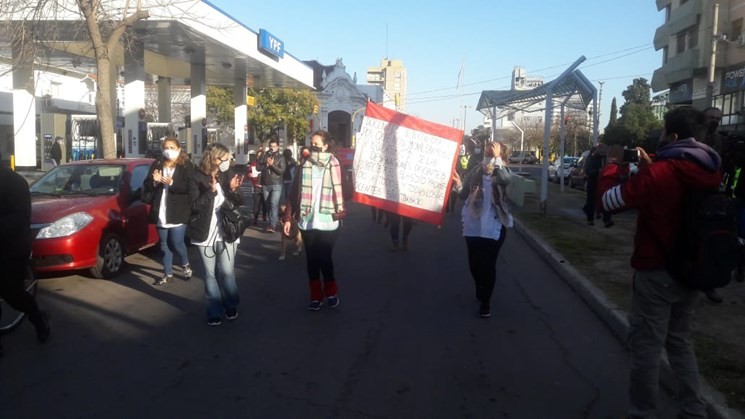 Protesta con distanciamiento: Caminata de docentes autoconvocados en Santa Rosa; piden poder trabajar y el pago de subsidios