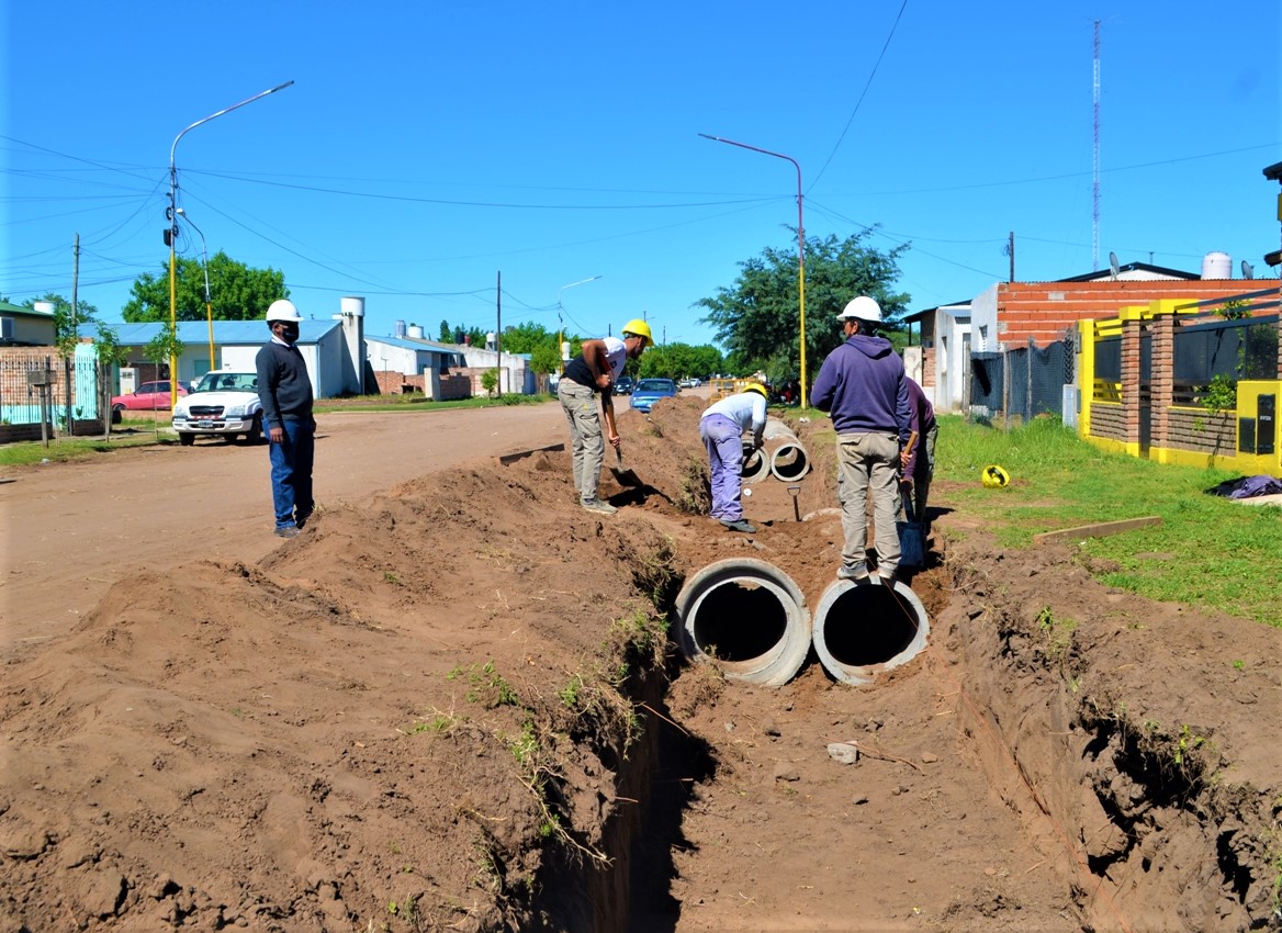 Se alarga el caminito: Avanza la obra de los desagües pluviales en el barrio Indios Ranqueles de Pico