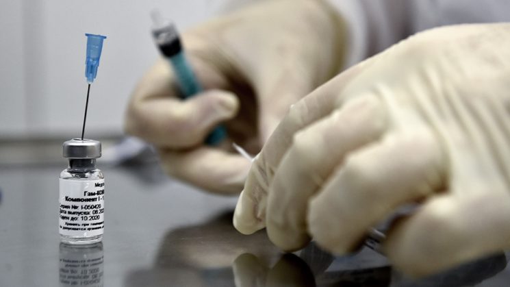 Putin prepara la jeringa: En Fase 3, la vacuna rusa contra el coronavirus obtuvo 92% de eficacia