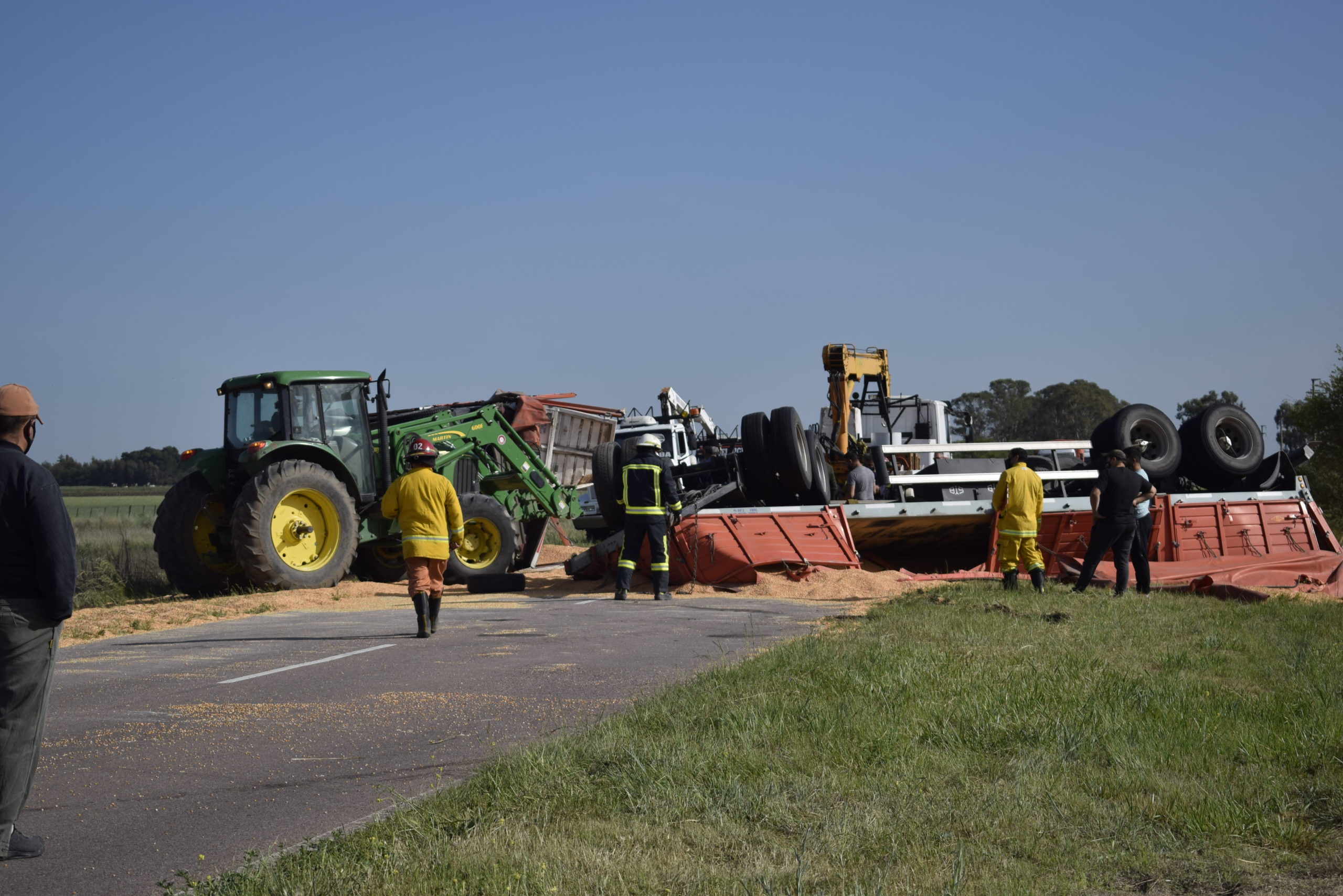 Un vuelco no maíz: Un camión que transportaba grano se dio vuelta cerca de Macachín