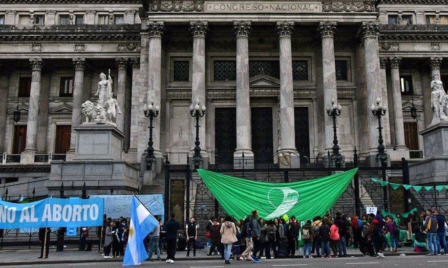 Apuren, celestes: Se viene la votación por el aborto en el Senado, el score está empatado y puede definir Cristina