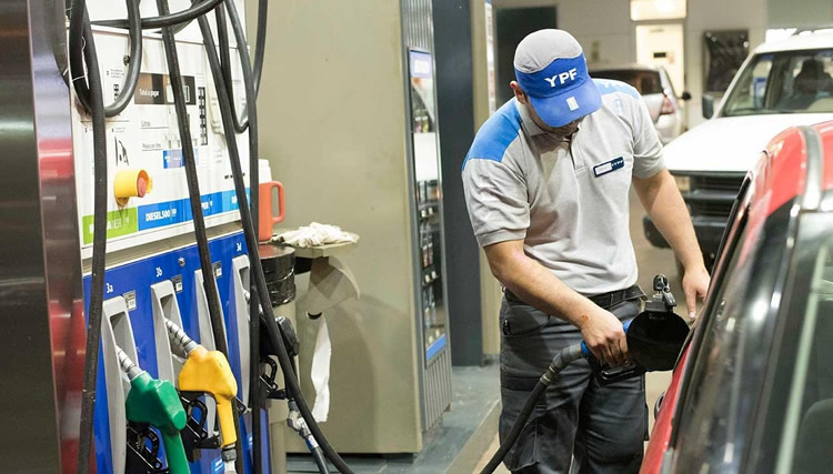 Se van a pie o en bici: La venta de combustibles cayó un 17,1% en noviembre, pero subió un 2,9% en relación a octubre