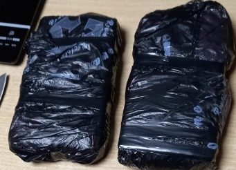 Duro como zapato arriba del techo: Secuestraron más de 2 kg de cocaína en el puesto de Catriló