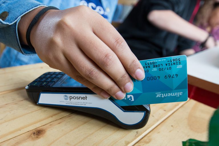 Tenía hambre o ganas de comprar ropita: Encargada de entregar Tarjetas Alimentar en Pico las usaba para sus necesidades
