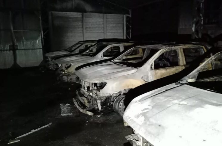 Voraz incendio en 25 de Mayo: Se quemó un galpón de la empresa “Don Luis” y ardieron 8 camionetas