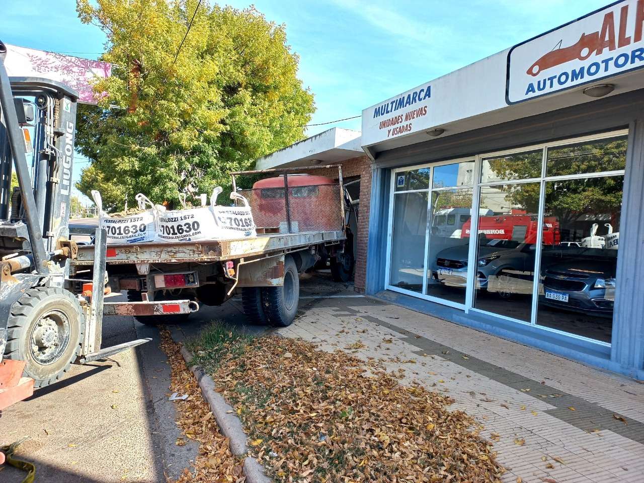 Otra vez sop… concesionaria: Ahora, un camión se incrustó contra un local de venta de autos