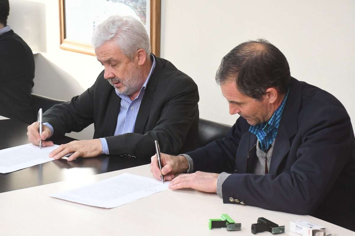Sacando la pluma: Gobierno firmó convenios con Luan Toro y Villa Mirasol
