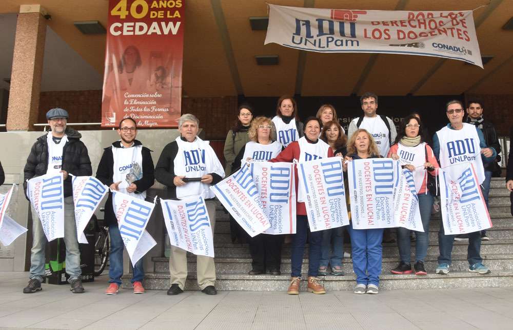 Jornada de lucha en la UNLPam: Docentes universitarios iniciaron un paro de 48 horas para reclamar mejoras salariales