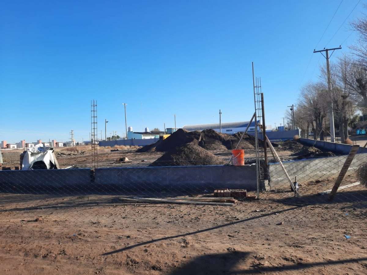 Un billar: Algarrobo del Águila construye un campo sintético deportivo