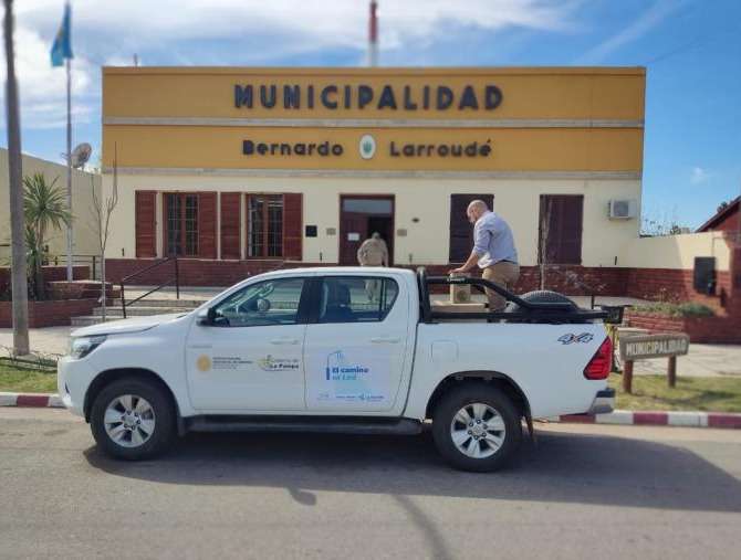 Más iluminados que el Diego: Carro Quemado y Larroudé recibieron luminarias LED