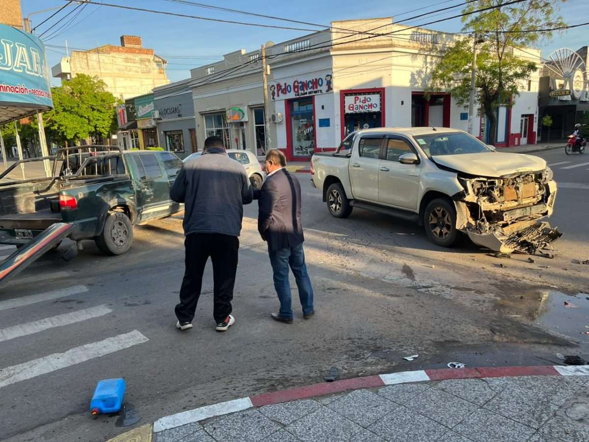 Violento siniestro en el centro: Dos camionetas chocaron en las calles Gil y Lagos; el tránsito está cortado