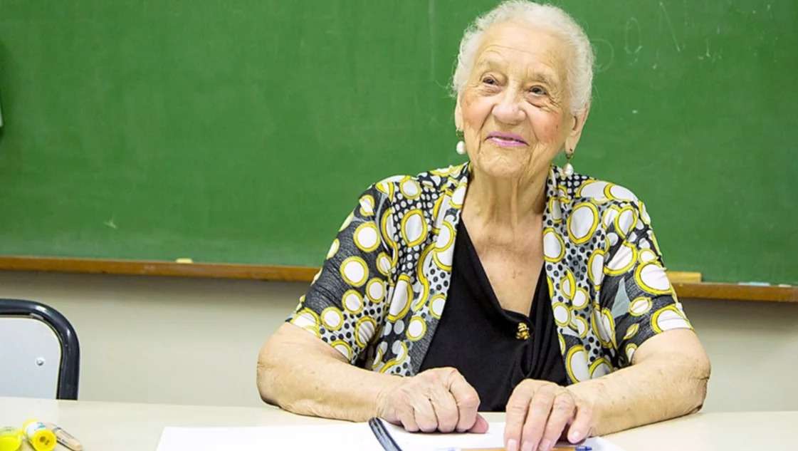 Conmovedor: Con 92 años, terminará la primaria; la historia de Ascensión Fernández