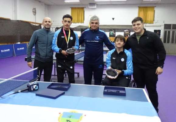 Una masa los muchachos: Distinguen a dos pampeanos que compitieron con la selección de tenis de mesa