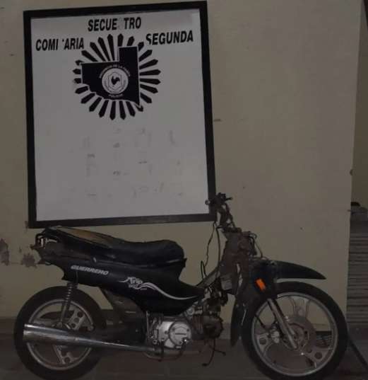 Día picante en General Pico: Cometió dos delitos en una cuadra, allanaron su casa y permanece prófugo
