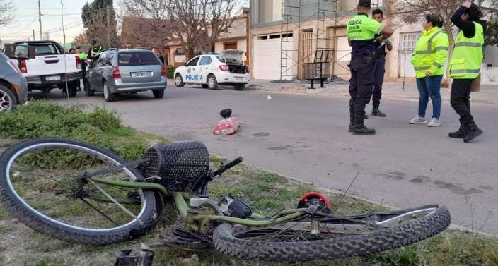 Su estado es delicado: Una mujer chocó a un abuelo en bicicleta, sufrió fuertes golpes y qubraduras
