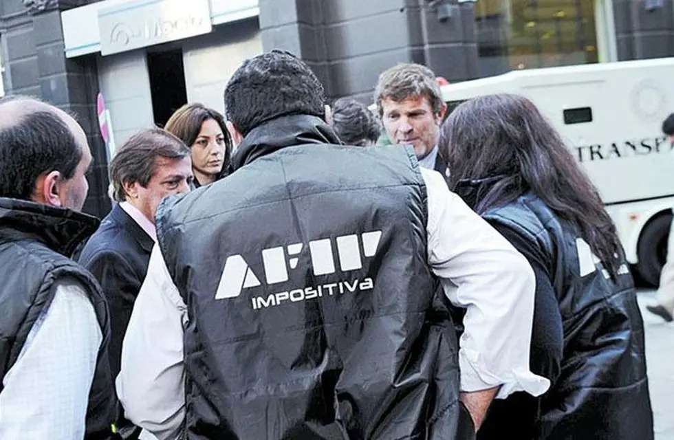 Papeles truchos y avivada: Aduana allanó bancos por la fuga de 400 millones de dólares
