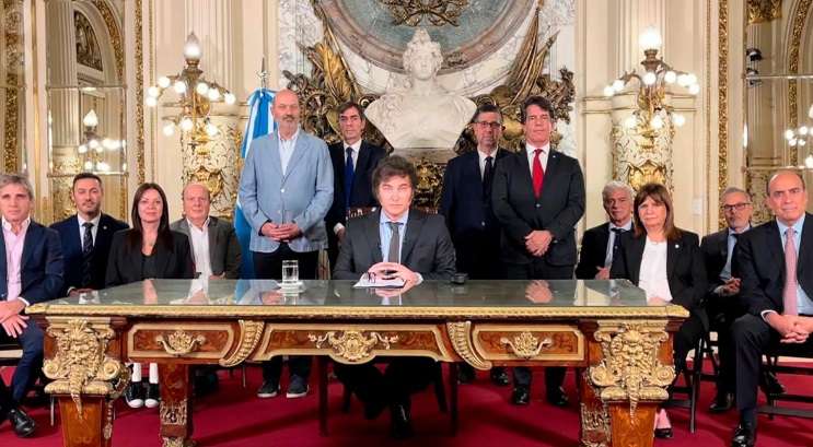Difícil como pellizcar un vidrio: Milei hizo un anuncio con medidas y un DNU para «reconstruír el país»
