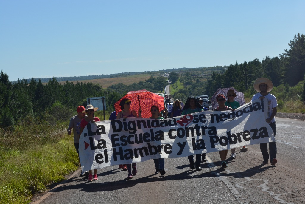 Crece la tensión en Misiones: Ahora, docentes cortaron rutas en reclamo de mejoras salariales