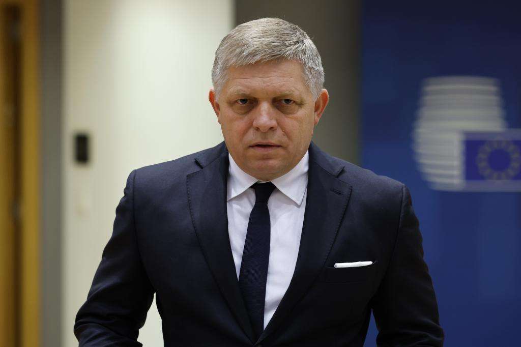 Fue trasladado de urgencia: Le dispararon al ministro de Eslovaquia, Robert Fico