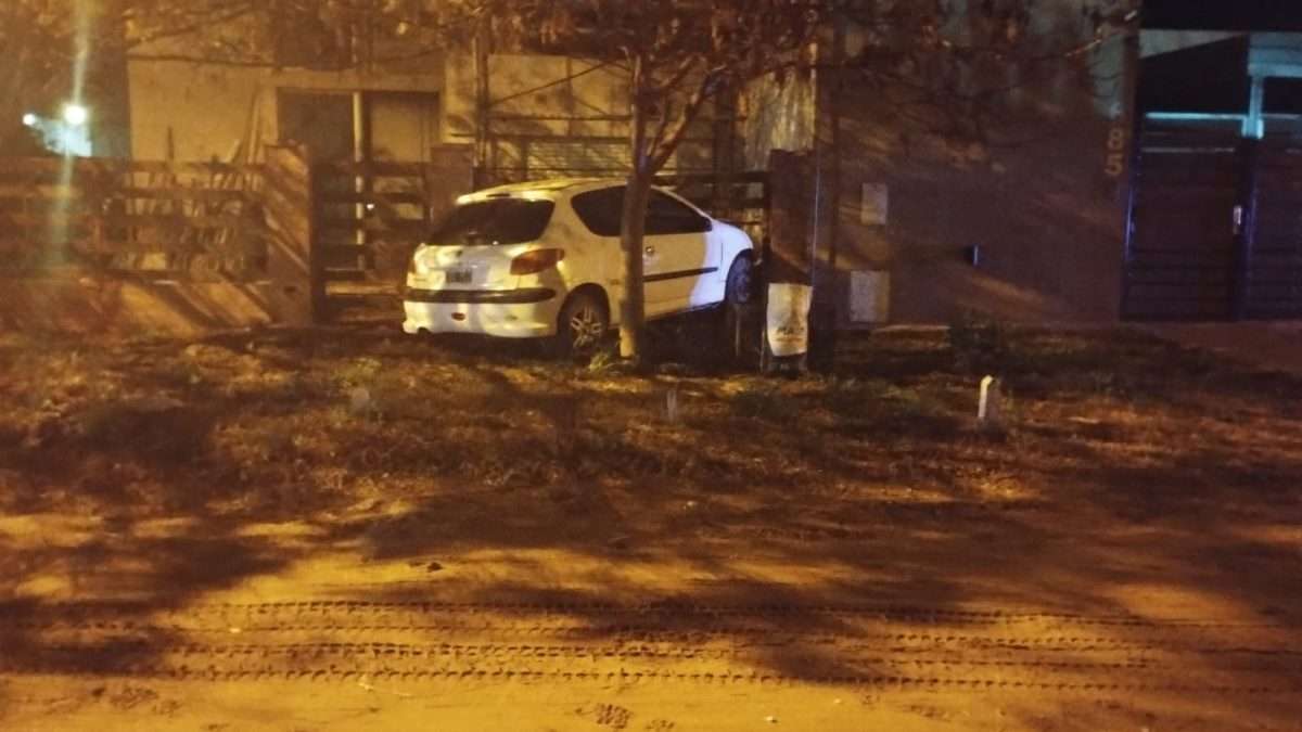(+video) Le erraron al garage: Iba con su hija, perdieron el control y chocaron contra una casilla de gas