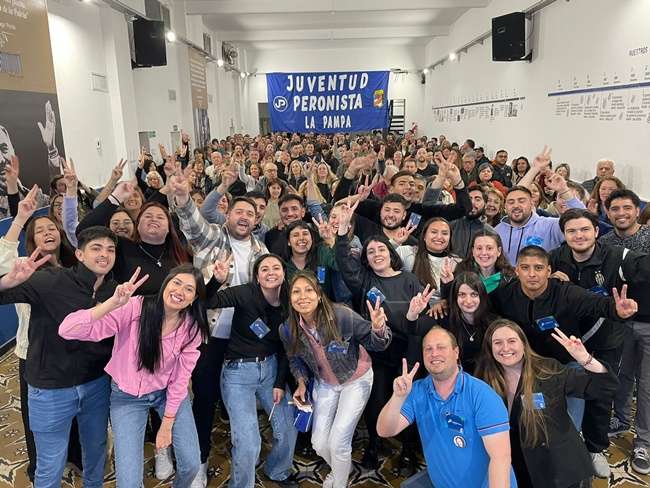 La pibada a full con los dedos en V: La Juventud Peronista homenajeó a Eva Perón