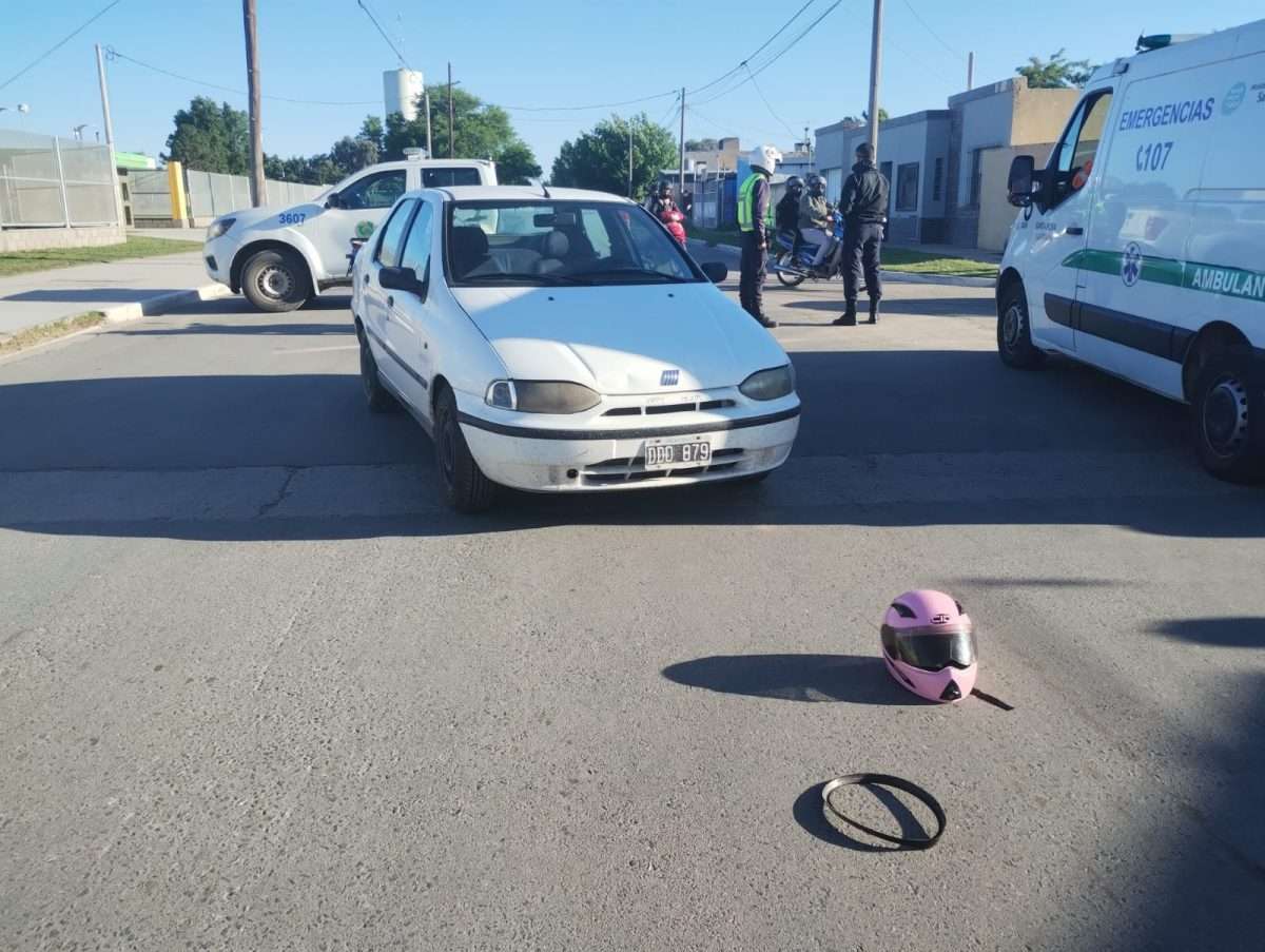 Pudo ser peor: Una moto y un auto chocaron en el norte de la ciudad sin heridos de gravedad