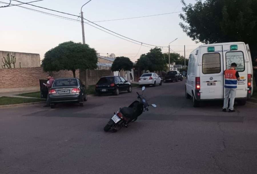 Joven y moto no falla: Un motociclista chocó contra un auto y debió ser trasladado al hospital