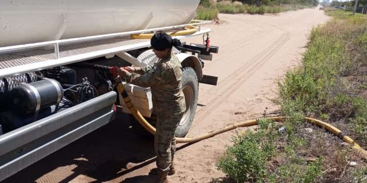 Primero el parche, luego esperemos la obra: Municipalidad distribuye agua potable en zonas sin red