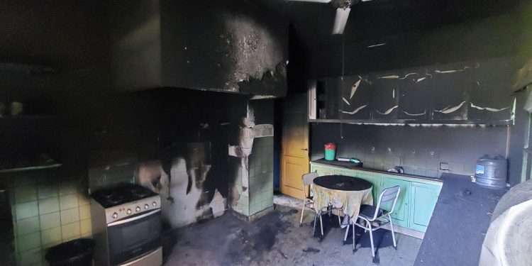 Las clases comienzan igual: Un rayo provocó un incendio en una escuela de Carro Quemado