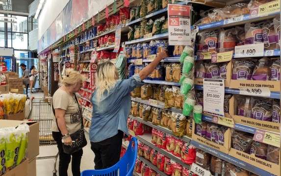 La inflación miente: Los argentinos siguen restringiendo sus consumos en autoservicios y supermercados