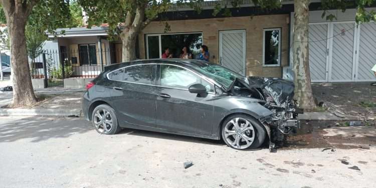 Y eso que era a la siesta: Un auto se despistó en una avenida y chocó contra dos columnas