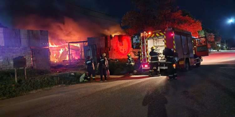 No hubo heridos: Un feroz incendio en la madrugada piquense arrasó con un galpón
