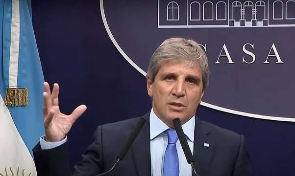 Cepo-drió: El Gobierno, cercado, levantó el cepo y el dólar el lunes se va a $1.400