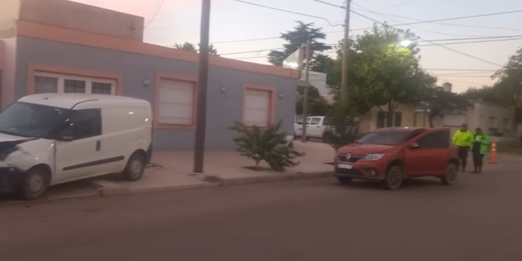 Grave siniestro en Santa Rosa: una camioneta recorrió 25 metros sobre la vereda