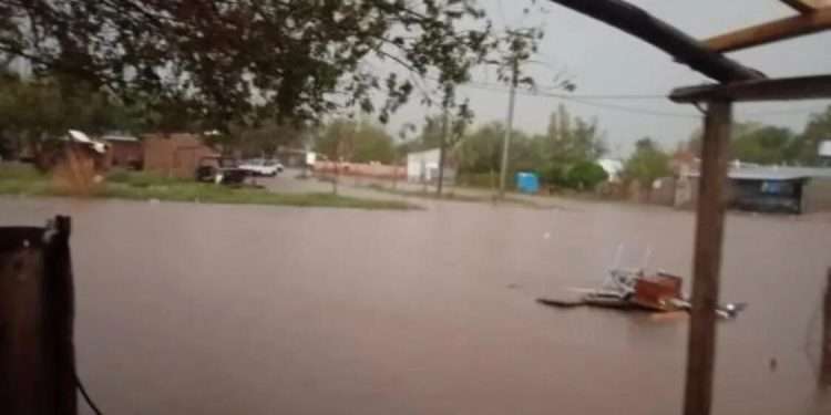 El diluvio provocó estragos: Tras el temporal, suspenden las clases en todos los colegios de Santa Isabel